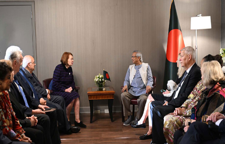 প্রধান উপদেষ্টা প্রফেসর মুহাম্মদ ইউনূসের সঙ্গে নিউইয়র্কে বিভিন্ন দেশের প্রাক্তন প্রেসিডেন্ট ও প্রধানমন্ত্রীর সমন্বয়ে গঠিত আন্তর্জাতিক প্ল্যাটফর্ম নিজামী গাঞ্জাভি ইন্টারন্যাশনাল সেন্টারের কর্মকর্তারা বৈঠক করেন। ছবি: পিআইডি