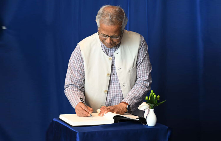 প্রধান উপদেষ্টা প্রফেসর মুহাম্মদ ইউনূস নিউইয়র্কে জাতিসংঘের সদরদপ্তরে সংস্থাটির মহাসচিব আন্তোনিও গুতেরেস এর সঙ্গে সাক্ষাৎকালে পরিদর্শন বইয়ে সই করেন। ছবি: পিআইডি