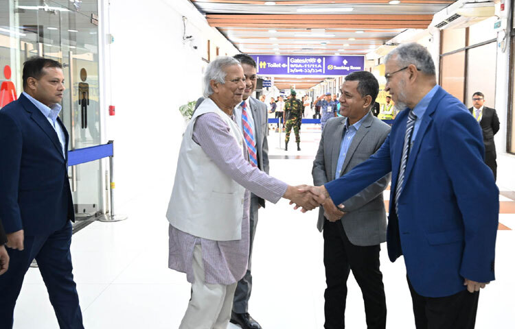 নিউইয়র্কে জাতিসংঘের সাধারণ অধিবেশনে যোগদান শেষে ঢাকায় হযরত শাহজালাল আন্তর্জাতিক বিমানবন্দরে পৌঁছালে প্রধান উপদেষ্টা প্রফেসর মুহাম্মদ ইউনূসকে স্বাগত জানান মন্ত্রিপরিষদ সচিব ড. শেখ আব্দুর রশীদ। ছবি: পিআইডি