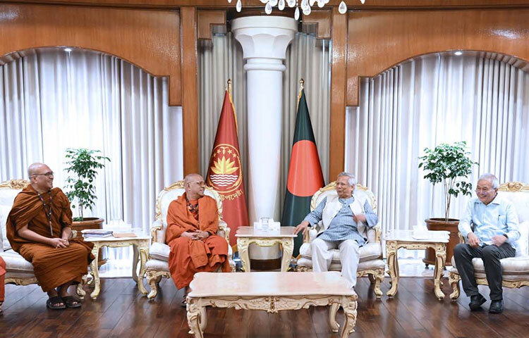 প্রধান উপদেষ্টা প্রফেসর মুহাম্মদ ইউনূসের সঙ্গে ঢাকায় রাষ্ট্রীয় অতিথি ভবন যমুনায় শুভেচ্ছা বিনিময় করেন প্রবারণা পূর্ণিমা উপলক্ষ্যে বৌদ্ধ ধর্মীয় নেতৃবৃন্দ। ছবি: পিআইডি