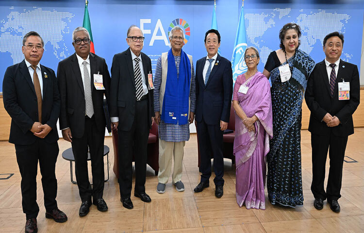 জাতিসংঘের খাদ্য ও কৃষি সংস্থার সদর দপ্তরে সংস্থাটির মহাপরিচালক কু ডংইউর সঙ্গে সাক্ষাৎ শেষে ফটোসেশনে অংশ নেন প্রধান উপদেষ্টা। ছবি: পিআইডি