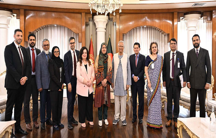 প্রধান উপদেষ্টা প্রফেসর মুহাম্মদ ইউনূসের সঙ্গে ঢাকায় রাষ্ট্রীয় অতিথি ভবন যমুনায় সাক্ষাৎ শেষে সিনেটর সালমা আতাউল্লাহজান এর নেতৃত্বে কানাডিয়ান সংসদীয় প্রতিনিধিদল ফটোসেশনে অংশ নেয়। ছবি: পিআইডি