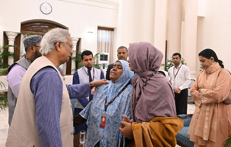 প্রধান উপদেষ্টা প্রফেসর মুহাম্মদ ইউনূস ঢাকায় রাষ্ট্রীয় অতিথি ভবন যমুনায় সম্প্রতি গুলিবিদ্ধ হয়ে চিকিৎসাধীন ইনকিলাব মঞ্চের মুখপাত্র ও আসন্ন ত্রয়োদশ জাতীয় সংসদ নির্বাচনে ঢাকা-৮ আসনের সম্ভাব্য স্বতন্ত্র প্রার্থী শরিফ ওসমান হাদির পরিবারের সদস্যদের সান্ত্বনা দেন। ছবি: পিআইডি