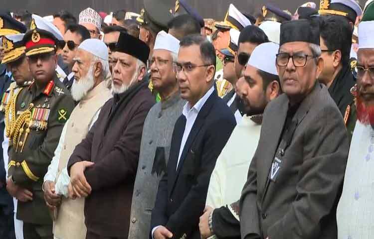 রাজধানীর মানিক মিয়া অ্যাভিনিউয়ে সাবেক প্রধানমন্ত্রী বেগম খালেদা জিয়ার জানাজায় অংশ নিয়েছেন প্রধান উপদেষ্টা অধ্যাপক ড. মুহাম্মদ ইউনূস।