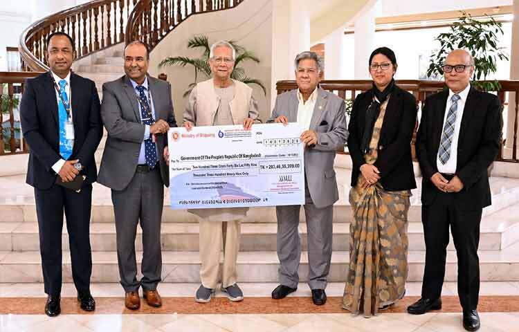 প্রধান উপদেষ্টা প্রফেসর মুহাম্মদ ইউনূসের কাছে ঢাকায় রাষ্ট্রীয় অতিথি ভবন যমুনায় নৌপরিবহন উপদেষ্টা ব্রিগেডিয়ার জেনারেল (অব.) ড. এম সাখাওয়াত হোসেন ও বিএসসি ব্যবস্থাপনা পরিচালক কমডোর মাহমুদুল মালেক নৌপরিবহন মন্ত্রণালয়ের আওতাধীন বাংলাদেশ শিপিং করপোরেশন (বিএসসি)-এর বাস্তবায়িত ৬টি জাহাজ ক্রয় প্রকল্পের জন্য গৃহীত ঋণ পরিশোধের লক্ষ্যে সই করা সাবসিডাইরি লোন অ্যাগ্রিমেন্ট মোতাবেক কিস্তি এবং ২০২৪-২০২৫ অর্থবছরে ঘোষিত লভ্যাংশ থেকে সরকারের পাওনা বাবদ মোট দুই শত তিন কোটি সাতচল্লিশ লাখ কোটি টাকার চেক হস্তান্তর করেন। ছবি: পিআইডি