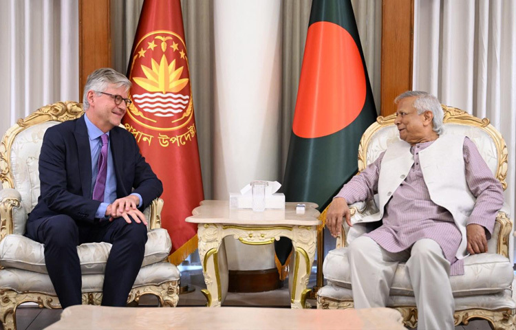 রাষ্ট্রীয় অতিথি ভবন যমুনায় প্রধান উপদেষ্টা প্রফেসর মুহাম্মদ ইউনূসের সঙ্গে সাক্ষাৎ করেন জাতিসংঘের আন্ডার সেক্রেটারি জেনারেল জঁ পিয়েরে লাক্রোয়া। ছবি: সিএ প্রেস উইং