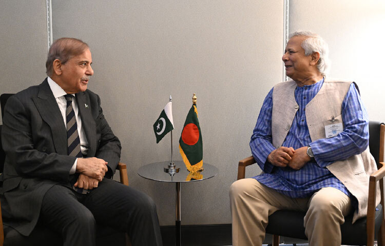 জাতিসংঘের সাধারণ পরিষদের ৮০তম অধিবেশনের সাইডলাইনে পাকিস্তানের প্রধানমন্ত্রী মিয়ান মুহাম্মদ শেহবাজ শরীফের সঙ্গে বৈঠক করেন প্রধান উপদেষ্টা প্রফেসর মুহাম্মদ ইউনূস। ছবি: পিআইডি