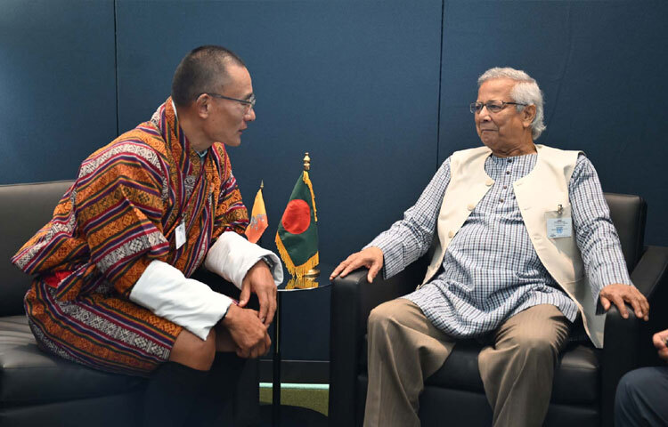 প্রধান উপদেষ্টা প্রফেসর মুহাম্মদ ইউনূস ও ভুটানের প্রধানমন্ত্রী শেরিং টোবগে যুক্তরাষ্ট্রের নিউইয়র্কে জাতিসংঘের সদরদপ্তরে সাধারণ পরিষদের ৮০তম অধিবেশনের সাইডলাইনে দ্বিপাক্ষিক বৈঠক করেন। ছবি: পিআইডি