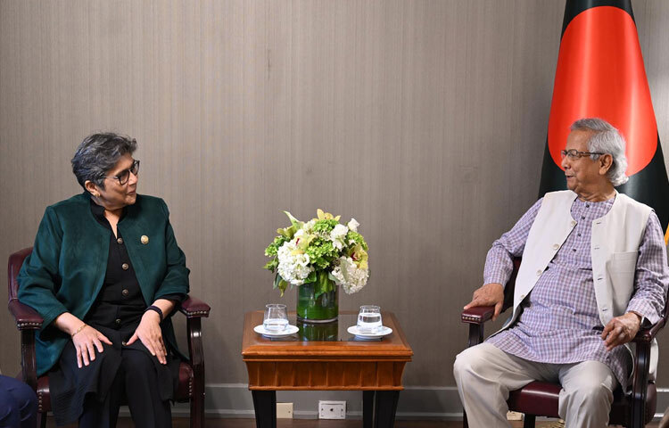 প্রধান উপদেষ্টা প্রফেসর মুহাম্মদ ইউনূসের সঙ্গে নিউইয়র্কের একটি হোটেলে সাক্ষাৎ করেন জাতিসংঘের আন্ডার সেক্রেটারি জেনারেল এবং স্বল্পোন্নত দেশ, স্থলবেষ্টিত উন্নয়নশীল দেশ এবং ক্ষুদ্র দ্বীপপুঞ্জের উন্নয়নশীল দেশের উচ্চ প্রতিনিধি রাবাব ফাতিমা। ছবি: পিআইডি