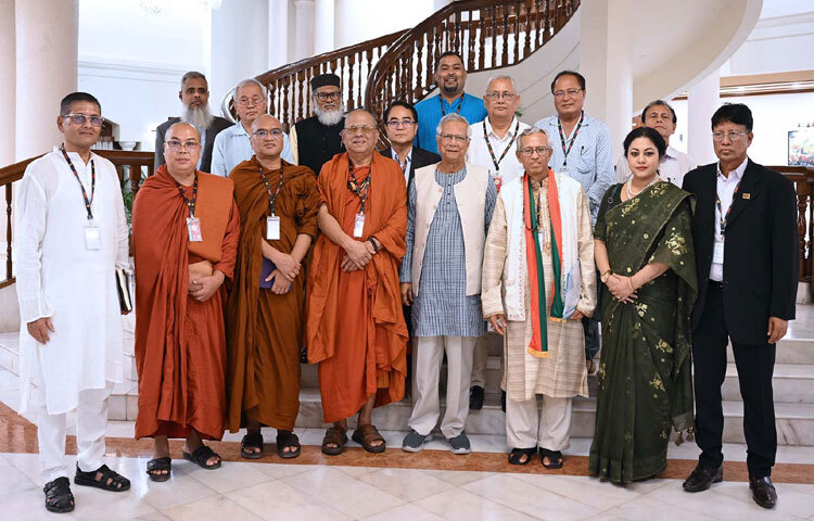 প্রধান উপদেষ্টা প্রফেসর মুহাম্মদ ইউনূসের সঙ্গে ঢাকায় রাষ্ট্রীয় অতিথি ভবন যমুনায় প্রবারণা পূর্ণিমা উপলক্ষ্যে বৌদ্ধ ধর্মীয় নেতৃবৃন্দ শুভেচ্ছা বিনিময় শেষে ফটোসেশনে অংশ নেন। ছবি: পিআইডি