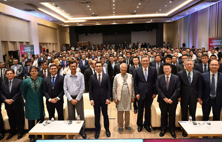 ঢাকায় আগারগাঁওয়ে বিডা কার্যালয়ে বিনিয়োগ ও বাণিজ্য বিষয়ক চীন-বাংলাদেশ সম্মেলনে আগত অতিথিদের সঙ্গে ফটোসেশনে অংশ নেন প্রধান উপদেষ্টা প্রফেসর মুহাম্মদ ইউনূস। ছবি: পিআইডি