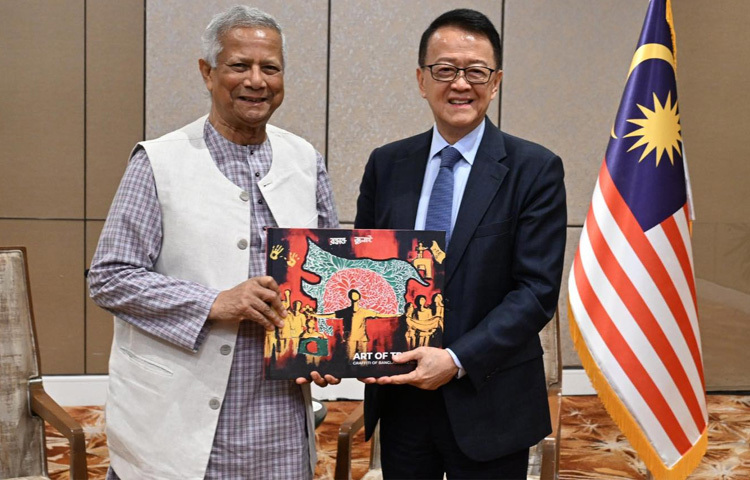 প্রধান উপদেষ্টা অধ্যাপক মুহাম্মদ ইউনূসের সঙ্গে সৌজন্য সাক্ষাৎ করেছেন মালয়েশিয়ার সানওয়ে গ্রুপের প্রতিষ্ঠাতা ও চেয়ারম্যান স্যার জেফ্রি চিয়া। ছবি: প্রেস উইং