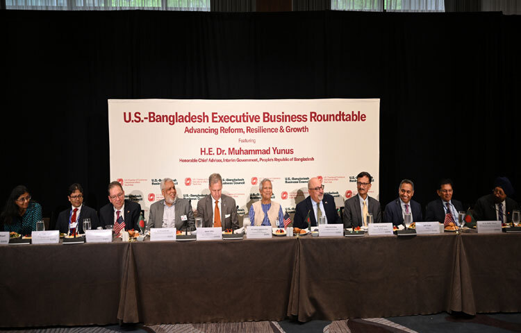 নিউইয়র্কের একটি হোটেলে যুক্তরাষ্ট্রের শীর্ষস্থানীয় ব্যবসায়ীদের সঙ্গে ‘অ্যাডভান্সিং রিফর্ম, রেজিলিয়েন্স অ্যান্ড গ্রোথ’ শীর্ষক ইউ.এস বাংলাদেশ এক্সিকিউটিভ বিজনেস গোলটেবিল বৈঠকে বক্তৃতা করেন প্রধান উপদেষ্টা প্রফেসর মুহাম্মদ ইউনূস। ছবি: পিআইডি