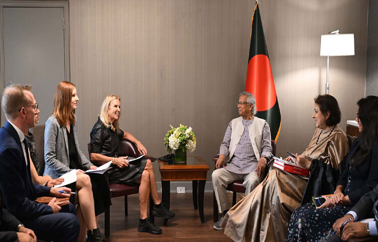 নিউইয়র্কের একটি হোটেলে প্রধান উপদেষ্টা প্রফেসর মুহাম্মদ ইউনূসের সঙ্গে রবার্ট এফ.কেনেডি মানবাধিকার সংস্থার সভাপতি কেরি কেনেডি-এর নেতৃত্বে প্রতিনিধিদল বৈঠক করে। ছবি: পিআইডি