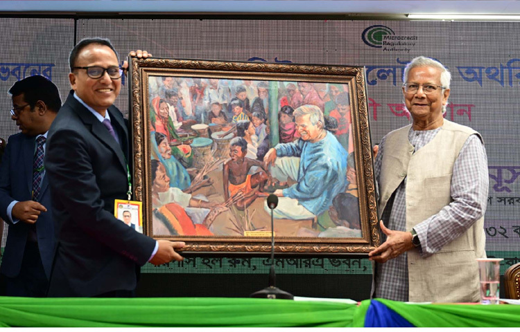 প্রধান উপদেষ্টা প্রফেসর মুহাম্মদ ইউনূসকে ঢাকায় আগারগাঁওয়ে মাইক্রোক্রেডিট রেগুলেটরী অথরিটির এক্সিকিউটিভ ভাইস চেয়ারম্যান অধ্যাপক ড. মোহাম্মদ হেলাল উদ্দিন চিত্রকর্ম উপহার দেন। ছবি: পিআইডি