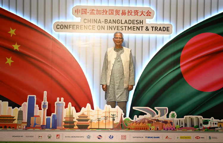 ঢাকায় আগারগাঁওয়ে বিডা কার্যালয়ে বিনিয়োগ ও বাণিজ্য বিষয়ক চীন-বাংলাদেশ সম্মেলনের ফটোবুথে ফটোসেশনে অংশ নেন প্রধান উপদেষ্টা প্রফেসর মুহাম্মদ ইউনূস। ছবি: পিআইডি