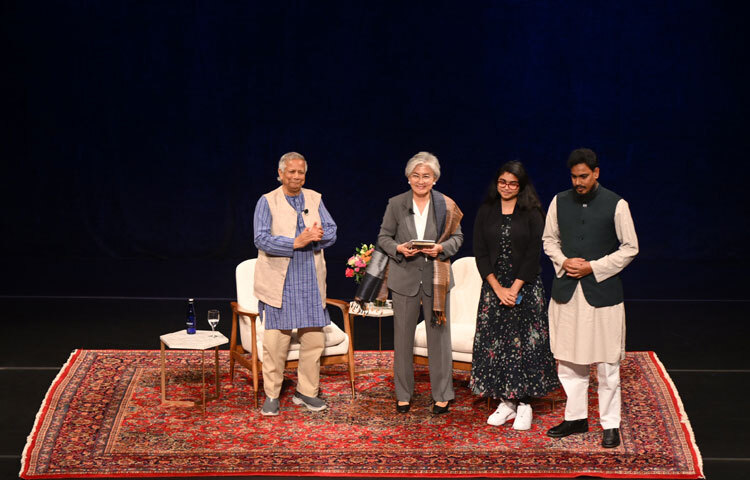 নিউইয়র্কে এশিয়া সোসাইটির প্রেসিডেন্ট ও দক্ষিণ কোরিয়ার সাবেক পররাষ্ট্রমন্ত্রী কিউং ওয়া কাং এর সঞ্চালনায় ‘এ কনভারসেশন উইথ বাংলাদেশ’স চিফ অ্যাডভাইজার ডক্টর মুহাম্মদ ইউনুস-অ্যান এশিয়া সোসাইটি ইভেন্ট’ শীর্ষক অনুষ্ঠানে অংশ নেন প্রধান উপদেষ্টা প্রফেসর মুহাম্মদ ইউনূস। ছবি: পিআইডি