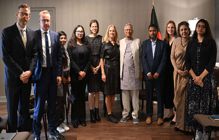 প্রধান উপদেষ্টা প্রফেসর মুহাম্মদ ইউনূসের সঙ্গে বৈঠক শেষে ফটোসেশনে অংশ নেন রবার্ট এফ.কেনেডি মানবাধিকার সংস্থার সভাপতি কেরি কেনেডি-এর নেতৃত্বে প্রতিনিধিদল বৈঠক করে। ছবি: পিআইডি