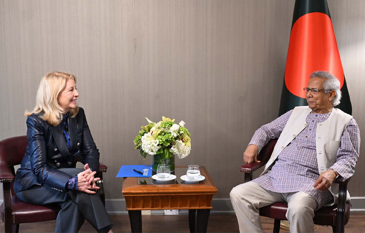 প্রধান উপদেষ্টা প্রফেসর মুহাম্মদ ইউনূসের সঙ্গে নিউইয়র্কের একটি হোটেলে সাক্ষাৎ করেন ইউনিসেফের নির্বাহী পরিচালক ক্যাথেরিন রাসেল। ছবি: পিআইডি