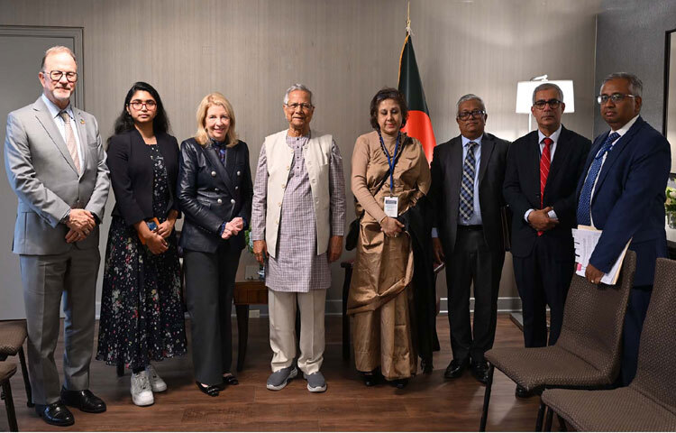 প্রধান উপদেষ্টা প্রফেসর মুহাম্মদ ইউনূসের সঙ্গে নিউইয়র্কের একটি হোটেলে সাক্ষাৎ শেষে ফটোসেশনে অংশ নেন ইউনিসেফের নির্বাহী পরিচালক ক্যাথেরিন রাসেল। ছবি: পিআইডি