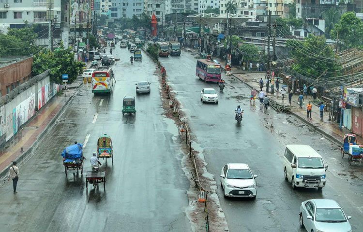 ব্যস্ত নগরী ঢাকা আজ পরিণত হয়েছে এক শান্ত শহরে।