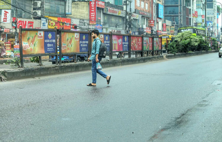 রাস্তায় যানবাহন কম, পথচারীর সংখ্যাও হাতে গুনা।