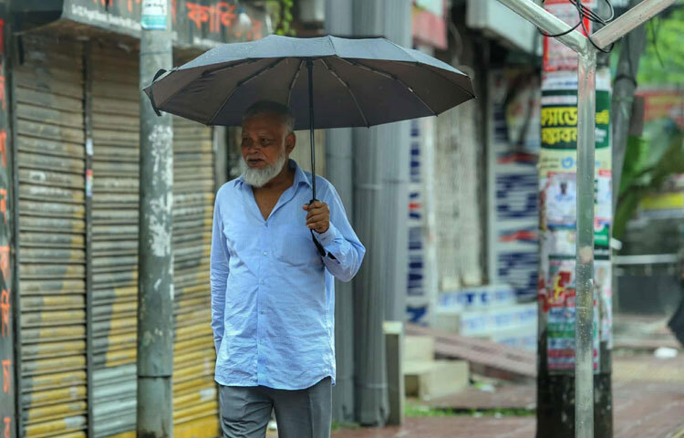 আজ পূজার ছুটি থাকায় রাজধানীর কর্মচাঞ্চল্যতা অন্য দিনের তুলনায় অনেকটাই কম।