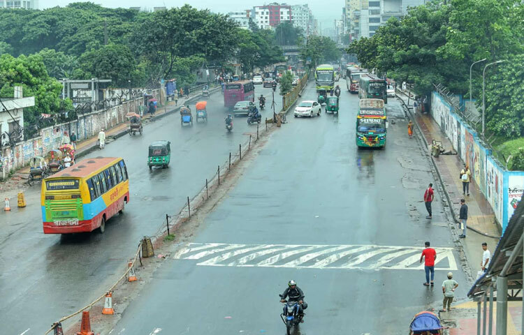 যেখানে সাধারণ দিনে সকাল থেকেই রাস্তায় গাড়ির হর্ন, মানুষের দৌড়ঝাঁপ আর অফিসগামীদের ব্যস্ত পদচারণায় ঢাকা হয়ে যায়, সেখানে আজকের ঢাকার রূপ ভিন্ন। অনেকটা নীরব, ফাঁকা আর আরামদায়ক।