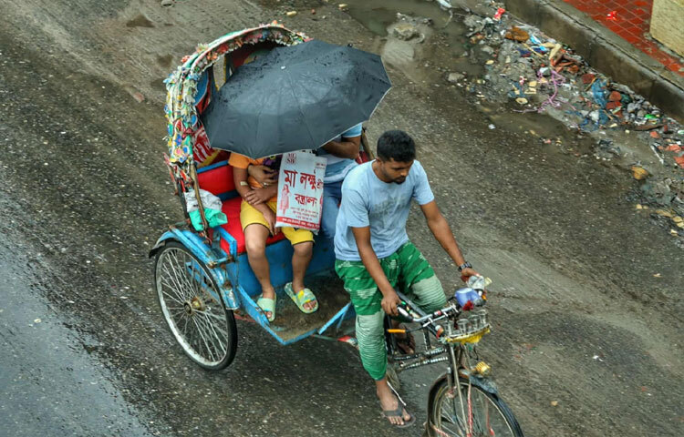 ঢাকার ফাঁকা রাস্তায় ছাতা হাতে হেঁটে যাওয়া মানুষেরা উপভোগ করছেন এই স্নিগ্ধ আবহাওয়া। অনেক পরিবার ছুটি আর বৃষ্টিকে একসঙ্গে মিলিয়ে বাড়িতে কাটাচ্ছেন আরামঘেরা সময়। কেউ বই হাতে বৃষ্টির শব্দে হারিয়ে যাচ্ছেন, কেউ আবার জানালার পাশে দাঁড়িয়ে শহরের অন্য রকম নীরবতা অনুভব করছেন।