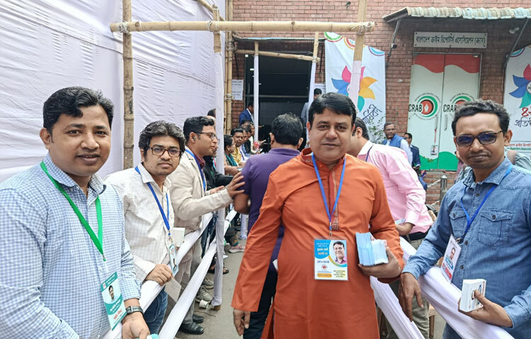 সরেজমিন সকাল থেকেই কেন্দ্রে ভোটারদের উপস্থিতি দেখা গেছে। প্রার্থীরাও উৎসবমুখর পরিবেশে একে অন্যের কাছে নিজের জন্য ভোট চাচ্ছেন।