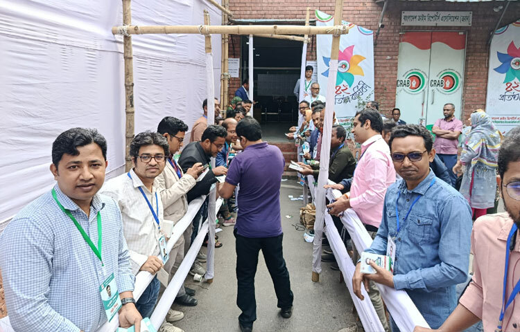 সাংস্কৃতিক সম্পাদক পদে মনোয়ার হোসেন বিনা প্রতিদ্বন্দ্বিতায় নির্বাচিত হয়েছেন। আপ্যায়ন সম্পাদক পদে প্রতিদ্বন্দ্বী প্রার্থীরা হলেন আমিনুল হক ভূইয়া, মো. ছলিম উল্লাহ, মো. সলিম উল্লা (এস ইউ সেলিম)। কল্যাণ সম্পাদক পদে রফিক মৃধা বিনা প্রতিদ্বন্দ্বিতায় নির্বাচিত হয়েছেন। এছাড়া, কার্যনির্বাহী সদস্য (৭টি) পদের জন্য প্রতিদ্বন্দ্বিতা করছেন আল-আমিন আজাদ, আলী আজম, মাহফুজ সাদি (মো. মাহফুজুর রহমান), মো. আব্দুল আলীম, মো. আকতার হোসেন, মো. মাজাহারুল ইসলাম, মো. রেজাউর রহিম, মোহাম্মদ নঈমুদ্দীন, সুমন চৌধুরী এবং সৈয়দ আখতার সিরাজী। এবারের ঢাকা রিপোর্টার্স ইউনিটির নির্বাচন পরিচালনা কমিটির চেয়ারম্যান হিসেবে দায়িত্ব পালন করছেন এম এ আজিজ। নির্বাচনে মোট ভোটার ১৯৫২ জন।