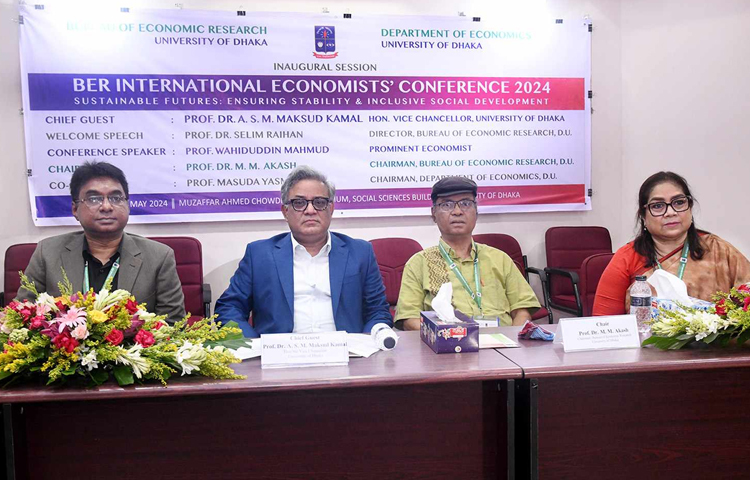 ঢাকা বিশ্ববিদ্যালয়ের (ঢাবি) উপাচার্য অধ্যাপক ড. এ এস এম মাকসুদ কামাল বলেছেন, উন্নয়নের সঙ্গে অর্থনীতির সম্পর্ক অত্যন্ত গভীর। আর্থ-সামাজিক উন্নয়নের ক্ষেত্রে বাংলাদেশ এখন বিশ্বে একটি রোল মডেল। ছবি: হাসান আলী