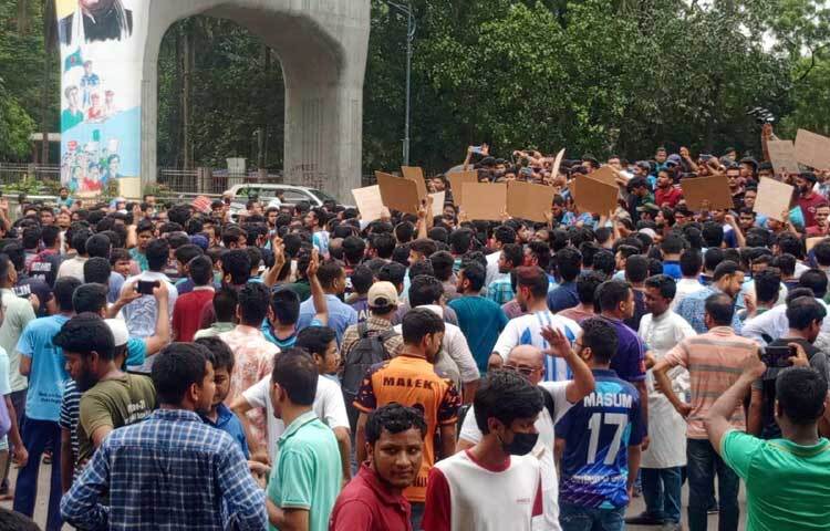 প্রথম ও দ্বিতীয় শ্রেণির সরকারি চাকরিতে কোটা পুনর্বহালের সিদ্ধান্তের প্রতিবাদে ঢাকা বিশ্ববিদ্যালয়ে (ঢাবি) তৃতীয় দিনের মতো বিক্ষোভ করছেন শিক্ষার্থীরা। ছবি: হাসান আলী