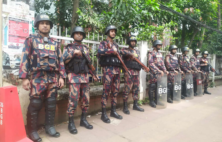 ডাকসু নির্বাচনের দিন বিশ্ববিদ্যালয়ের বিভিন্ন এলাকায়  পুলিশ, র‍্যাব ও সোয়াটসহ আইনশৃঙ্খলা রক্ষাকারী বাহিনীর ব্যাপক উপস্থিতি দেখা যাচ্ছে।