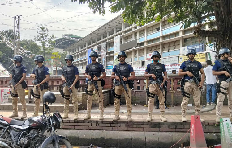 সকাল থেকে ক্যাম্পাসে নিরাপত্তা বাহিনীর টহল জোরদার করা হয়েছে।