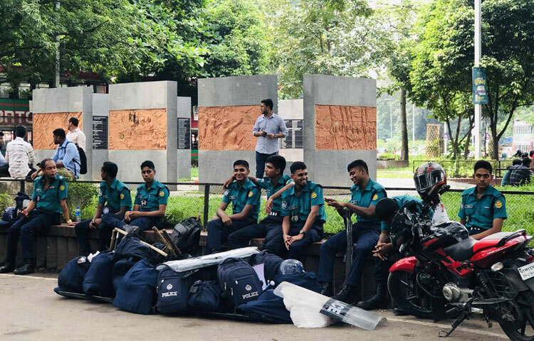 ঢাকা মহানগর পুলিশ কমিশনার সাজ্জাদ আলী সোমবার এক সংবাদ ব্রিফিংয়ে জানান, নির্বাচনী দিনে ক্যাম্পাসের নিরাপত্তা নিশ্চিতে দুই হাজারের বেশি পুলিশ সদস্য দায়িত্ব পালন করবেন।