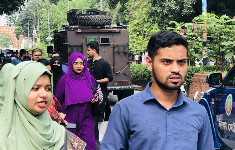 চীফ রিটার্নিং কর্মকর্তা জানিয়েছেন, আইনশৃঙ্খলা পরিস্থিতি এখন পর্যন্ত স্বাভাবিক রয়েছে। তিনি আশা প্রকাশ করেছেন, সুষ্ঠু ও শান্তিপূর্ণ পরিবেশেই আজকের নির্বাচন সম্পন্ন হবে।