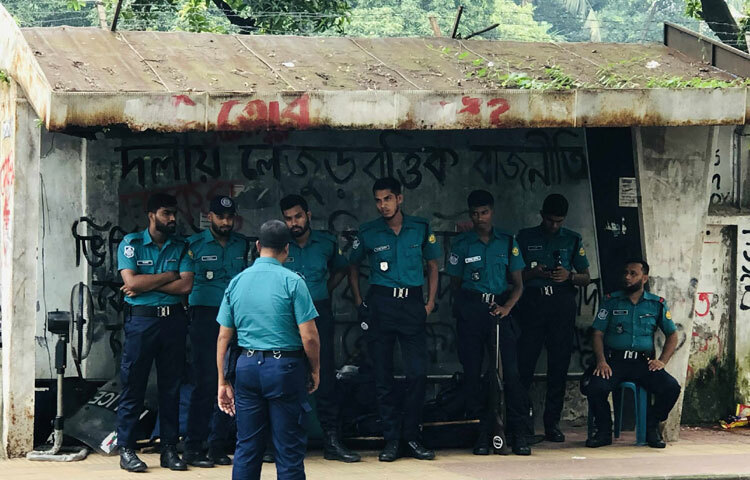 ৮ সেপ্টেম্বর সন্ধ্যা থেকে বিশ্ববিদ্যালয়ের মূল ফটক থেকে শুরু করে বিভিন্ন হল, কেন্দ্র ও আশপাশের সড়কে পুলিশ সদস্যদের অবস্থান লক্ষ্য করা গেছে।