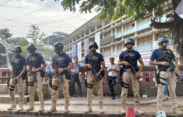 এর পাশাপাশি র‍্যাব, সোয়াট এবং বিশ্ববিদ্যালয়ের নিজস্ব নিরাপত্তা টিমও কাজ করছে।