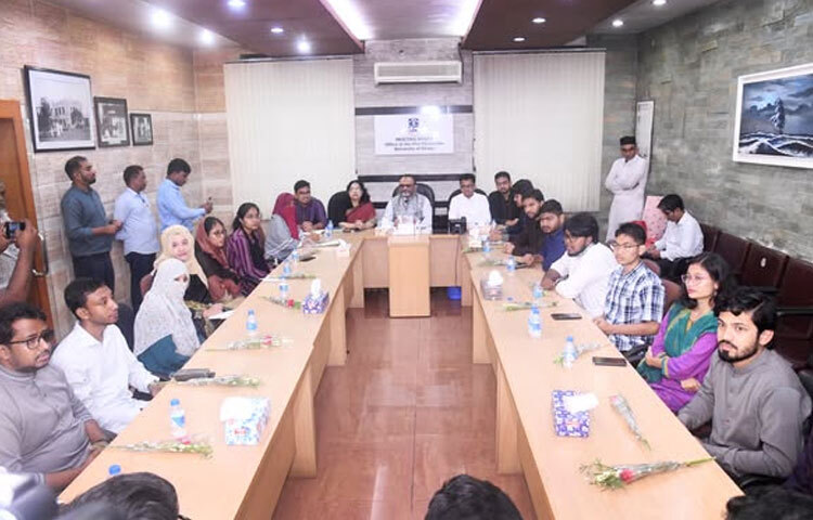 সর্বশেষ ডাকসু নির্বাচন হয়েছিল ২০১৯ সালে। এবারের নির্বাচনের পর ডাকসুর কোষাধ্যক্ষ হিসেবে দায়িত্ব পেয়েছেন বিশ্ববিদ্যালয়ের কোষাধ্যক্ষ অধ্যাপক ড. এম জাহাঙ্গীর আলম চৌধুরী।