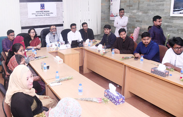 বিশ্ববিদ্যালয়ের জনসংযোগ দপ্তর সভা আয়োজনের বিষয়টি নিশ্চিত করেছে।