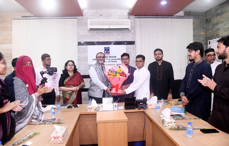 উপাচার্য অধ্যাপক ড. নিয়াজ আহমেদ খানের সভাপতিত্বে সভায় উপস্থিত ছিলেন ডাকসুর নবনির্বাচিত ভিপি সাদিক কায়েম, জিএস এস এম ফরহাদ, এজিএস মহিউদ্দীন খানসহ কার্যনির্বাহী পরিষদের অন্য সদস্যরা।