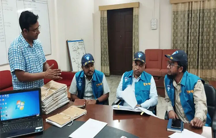 বিভিন্ন সরঞ্জাম কেনাকাটায় অতিরিক্ত ব্যয় দেখিয়ে সরকারি অর্থ আত্মসাতের অভিযোগে পশ্চিমাঞ্চল রেলভবনে দুর্নীতি দমন কমিশনের (দুদক) অভিযান চলছে। ছবি: সাখাওয়াত হোসেন