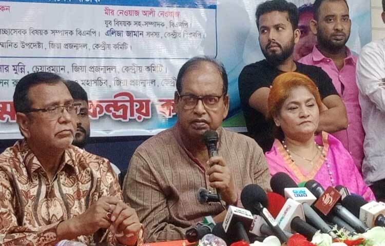 অন্তর্বর্তী সরকারের উদ্দেশ্যে বিএনপির ভাইস চেয়ারম্যান শামসুজ্জামান দুদু বলেছেন, আমরা আপনাদের পরশপাথর মনে করি। আপনারা নিজেদের পরশপাথর মনে করেন কি না? যদি মনে করেন তাহলে নির্বাচনের তারিখ রোডম্যাপ ঘোষণা করুন। ছবি: খালিদ হোসেন