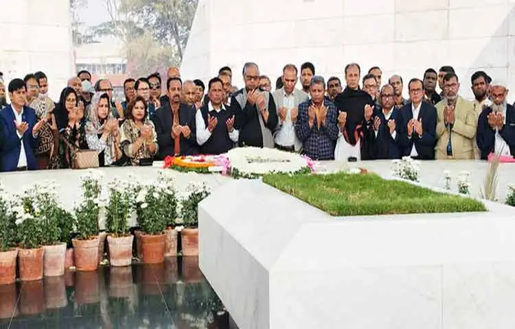 বিএনপির ভাইস চেয়ারম্যান শামসুজ্জামান দুদু বলেছেন, বেগম খালেদা জিয়া ছিলেন জাতীয় ঐক্যের এক বিরল প্রতীক। যিনি গৃহিণী থেকে রাষ্ট্রনায়কে পরিণত হয়ে বহুমাত্রিক অবদানের মাধ্যমে এ দেশের মানুষকে একত্রিত করতে সক্ষম হয়েছেন। তিনি সবসময় আমাদের হৃদয়ে থাকবেন।