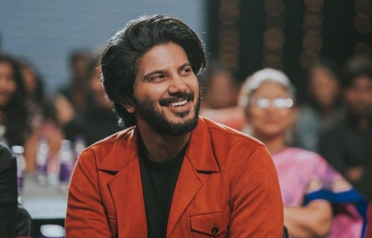 শুধু ভারতের মধ্যেই নয়, আন্তর্জাতিক ফ্যাশন পোর্টালগুলোতেও দুলকারের লুক নিয়ে আলাদা আলোচনা হয়েছে বহুবার।