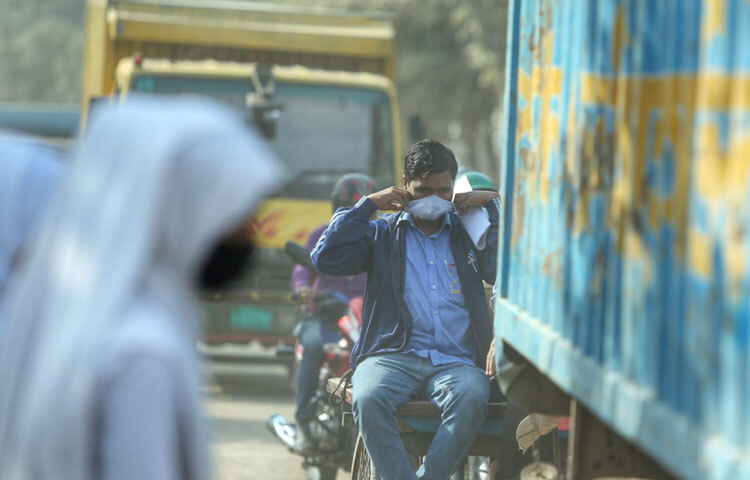 অনেকে বলছেন, শুধু হাঁটা নয়, শিশু বা বৃদ্ধদের জন্য এই ধুলাবালি আরও ঝুঁকিপূর্ণ।