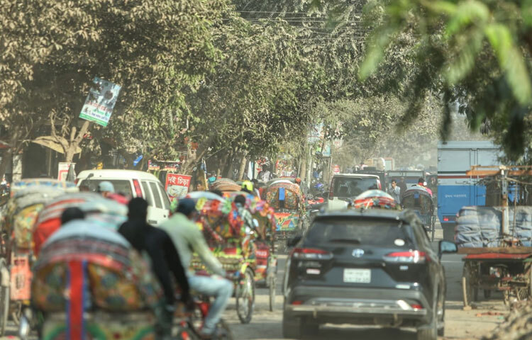 রাজধানীর এই রাস্তাগুলোতে সময়মতো পানি ছিটানো বা ধুলো নিয়ন্ত্রণের ব্যবস্থা না থাকায় সাধারণ মানুষ প্রতিদিনই শ্বাসকষ্ট, চোখে জ্বালা এবং অসুবিধার মুখোমুখি হচ্ছেন।