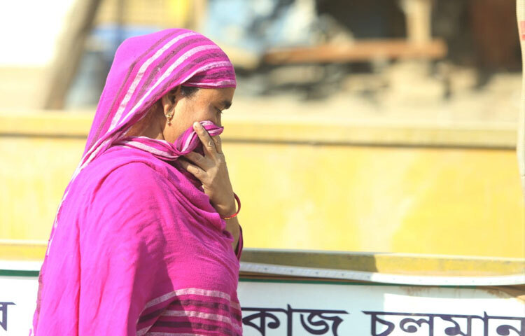 স্থানীয়রা জানান, বছরের এই সময়ের শুষ্ক আবহাওয়ার কারণে ধুলো দ্রুত ছড়িয়ে পড়ে, আর রাস্তা খোঁড়াখুঁড়ি কাজের ফলে পরিস্থিতি আরও খারাপ হয়ে উঠেছে।