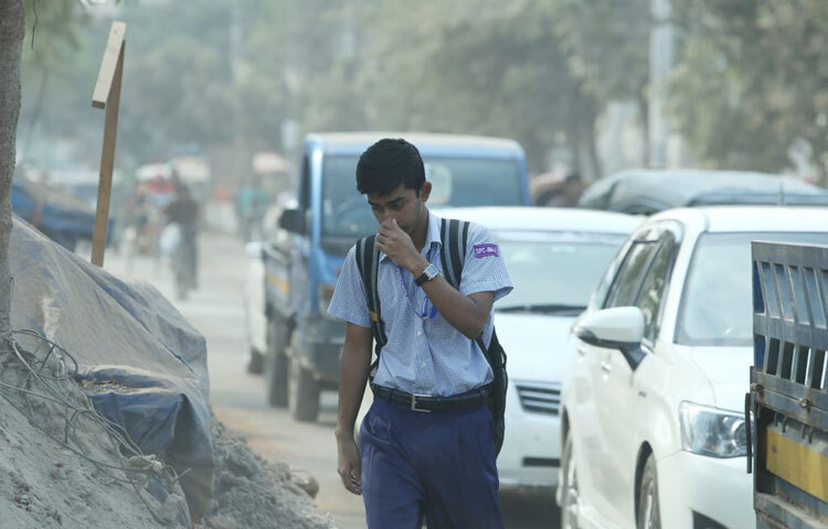 সকালের সূর্য ওঠার সঙ্গে সঙ্গে রাস্তার ধুলাবালি বাতাসে ভেসে ওঠে। অনেকেই নাক চেপে চলতে বাধ্য হচ্ছেন, কেউ আবার মুখ ও চোখ ঢেকে রাস্তায় হাঁটছেন।
